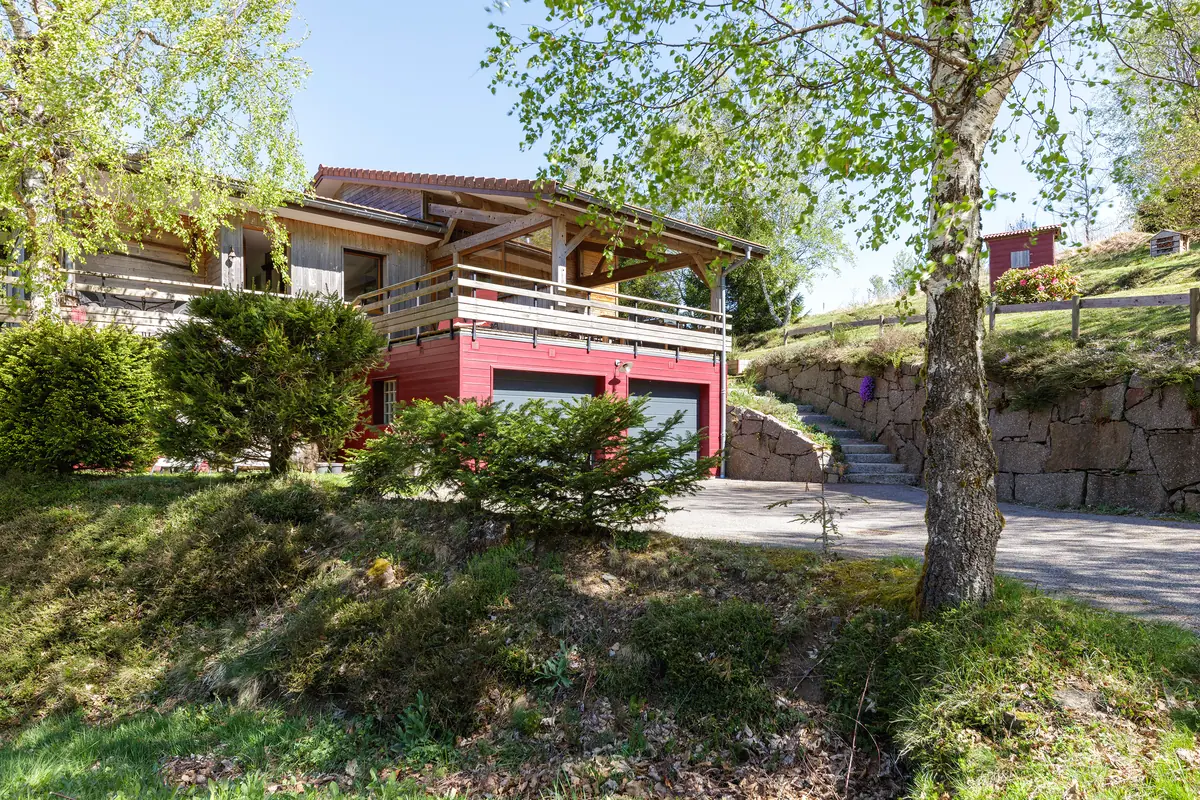 Le chalet côté parking, avec le garage (non accessible) et les escaliers de pierre