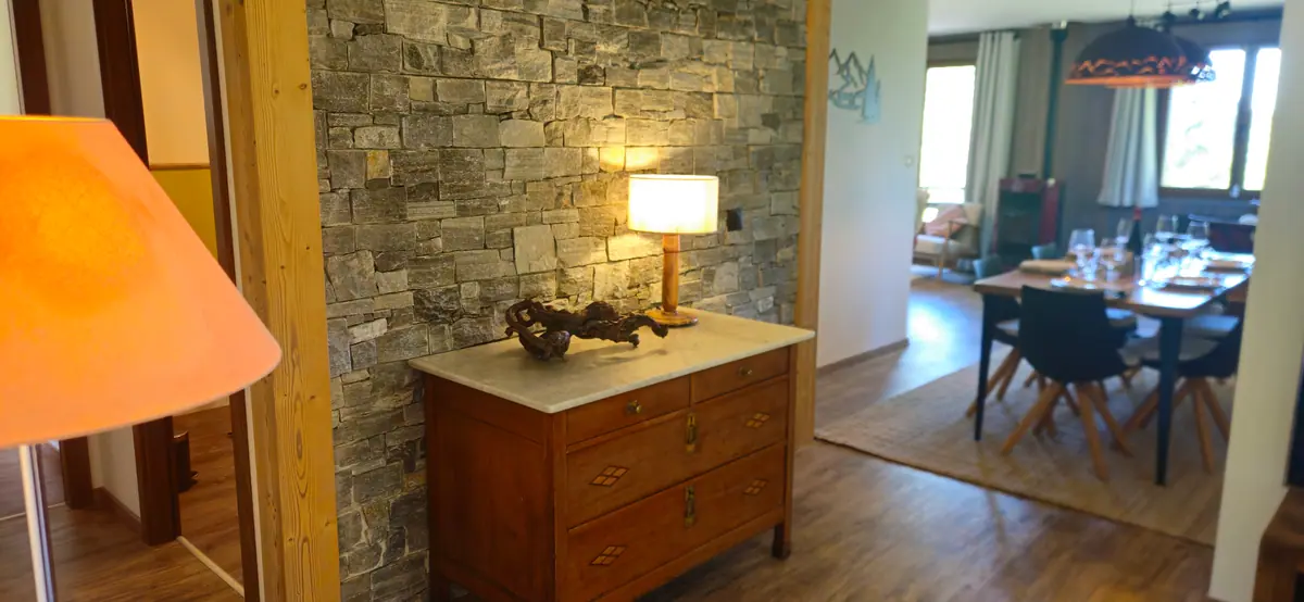 Mur de pierre et commode ancienne